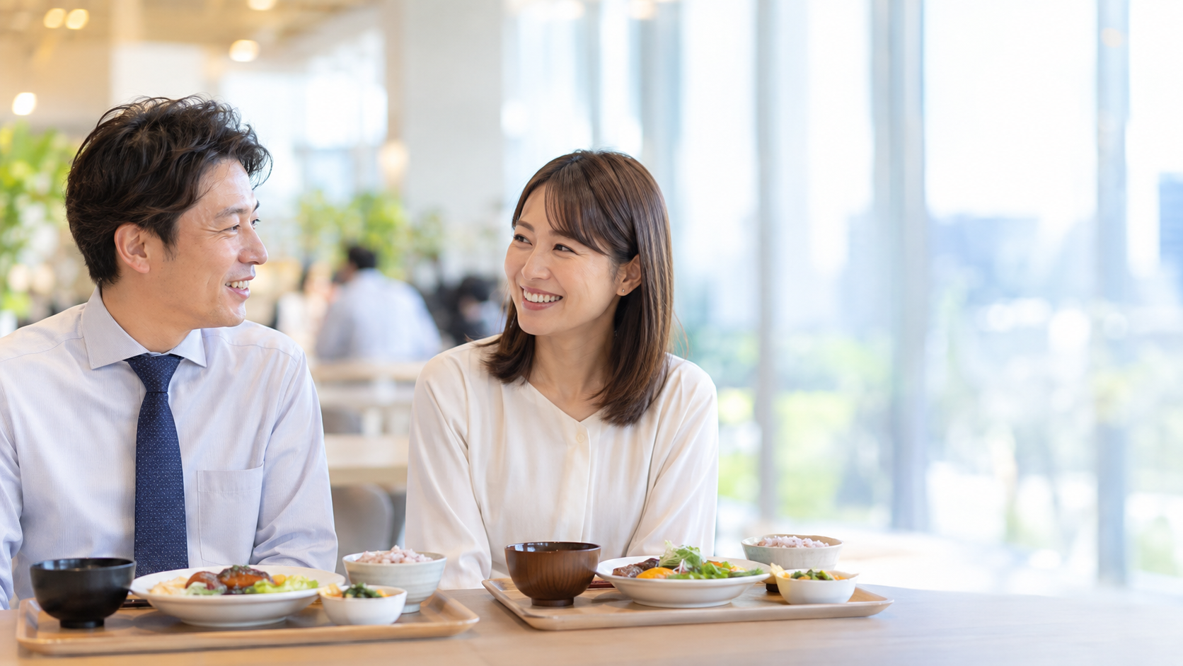 社員食堂で昼食をとる従業員